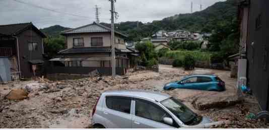 当地时间7月8日，日本广岛，暴雨引发洪水汽车被泥沙淹没。